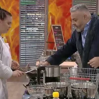 Maša Trubačev in sodnik Karim Merdjadi med kuhanjem v 
polfinalni oddaji.