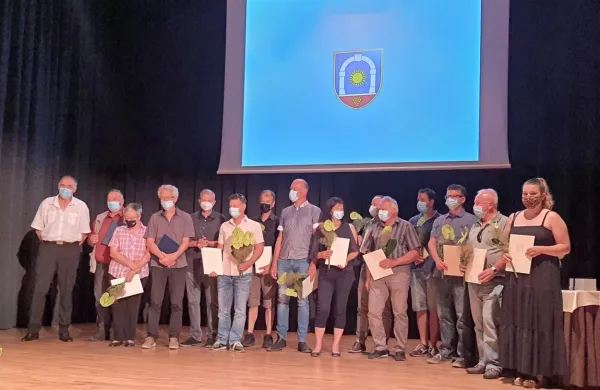 Ob občinskem prazniku je župan Občine Komen Erik Modic včeraj v Štanjelu podelil županovi 
priznanji ter priznanja najboljšim vinarjem in najlepše urejenim vasem.