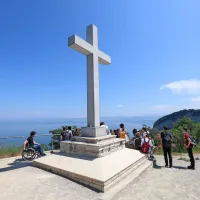  Na robu klifa se že od leta 1600 dviga mogočen kamnit križ. 