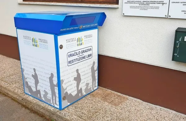 Vračilomat za knjige deluje 24 ur na dan in sedem dni v tednu. 