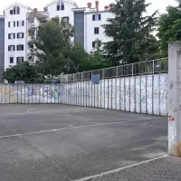 Takoj je bil doslej videti zid ob igrišču pod Beblerjevo.