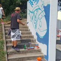 Neugledni zid ob igrišču so spremenili v galerijo na prostem