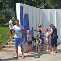 Neugledni zid ob igrišču so spremenili v galerijo na prostem