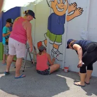 Neugledni zid ob igrišču so spremenili v galerijo na prostem