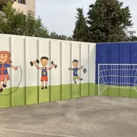 Neugledni zid ob igrišču so spremenili v galerijo na prostem