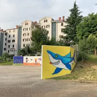 Neugledni zid ob igrišču so spremenili v galerijo na prostem