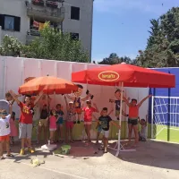 Neugledni zid ob igrišču so spremenili v galerijo na prostem