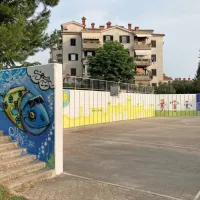 Neugledni zid ob igrišču so spremenili v galerijo na prostem