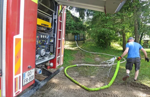 Godovičani so gasilcem hvaležni, ker vas oskrbujejo z vodo. 
Desetdnevno mečkanje z nadomestilom pokvarjene črpalke v 
vrtini pa se jim zdi odločno predolgo.