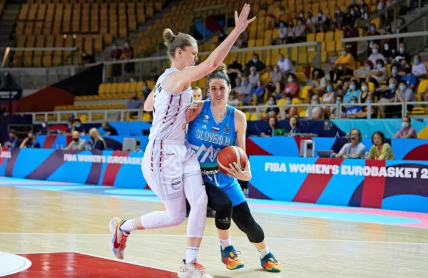 Slovenija je imela v končnici precej težav tudi z BiH, Eva Lisec 
(desno) je dosegla 22 točk