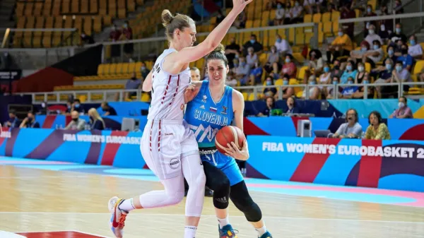 Slovenija je imela v končnici precej težav tudi z BiH, Eva Lisec 
(desno) je dosegla 22 točk