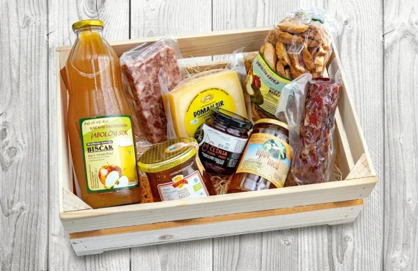 Jakobovo malico sestavljajo domača salama,  sir, tlačenka, jabolčni 
krhlji in sok, marmelada ter kozarec lipovega in ekološkega medu. 