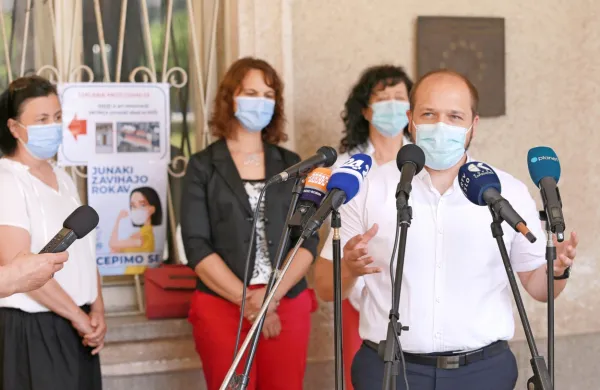 Minister za zdravje Janez Poklukar je ob obisku v Novi Gorici 
napovedal mobilizacijo vseh razpoložljivih zmogljivosti za cepljenje proti covidu-19. 