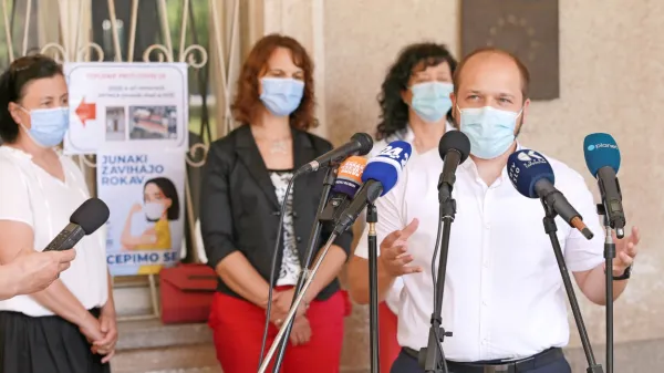 Minister za zdravje Janez Poklukar je ob obisku v Novi Gorici 
napovedal mobilizacijo vseh razpoložljivih zmogljivosti za cepljenje proti covidu-19. 