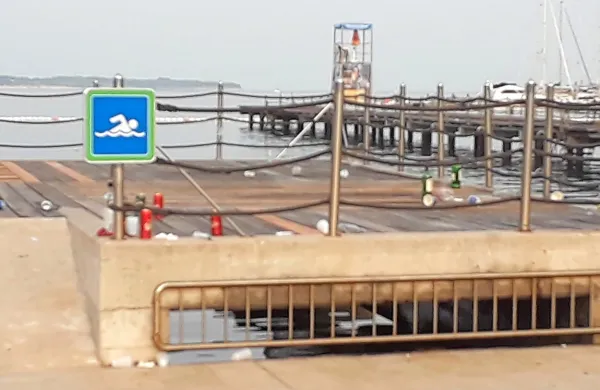 Po nočnih zabavah se je Portorož v nedeljsko dopoldne prebudil 
onesnažen in umazan.