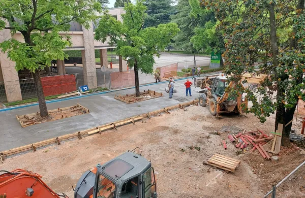 Del Delpinove ulice  betonirajo, čez dva tedna naj bi odprli vhod z Erjavčeve. Dela se bodo nadaljevala proti Trubarjevi. 