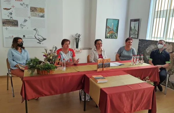 Zbornik Vrhe nekoč in danes so v prostorih obnovljene stare šole na Tabru predstavili Tina Počkar, 
Olga Orel, Slavica Borka Kucler, Irma Lekše in Erik Novak.