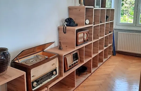 V Budanjah so z Mojo pobudo prenovili prostore   nekdanje šole in 
v njih postavili zanimivo muzejsko zbirko z več kot 500 predmeti, 
v delu stavbe pa je zaživel mladinski klub. 