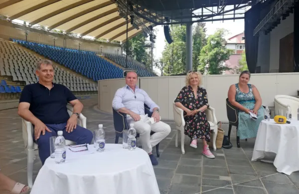 Borut Bažec, v. d. direktorja Avditorija Portorož, piranski župan 
Đenio Zadković, režiserka Katja Pegan in mag. Martina Marušič 
Kos z Univerze na Primorskem so predstavili prihajajoče četrtkovo 
praznovanje. 