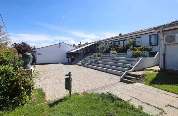 Svetniki so  potrdili investicijski program za gradnjo osnovne šole 
na Škofijah.  Staro (na fotografiji) bodo porušili.