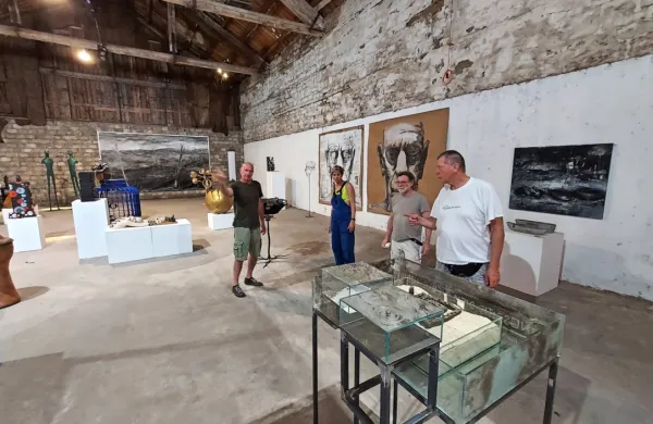 V nekdanjem skladišču soli Libertas, vse živahnejšem koprskem umetniškem prizorišču, pripravljajo Majski salon. 