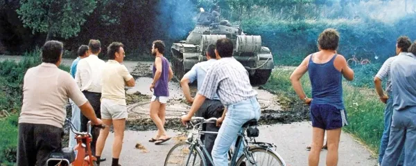 V Dolenjah pri Ajdovščini so domačini opazovali premike tankov 
drugi dan vojne, v četrtek 27. junija 1991. 