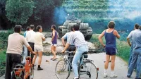 V Dolenjah pri Ajdovščini so domačini opazovali premike tankov 
drugi dan vojne, v četrtek 27. junija 1991. 