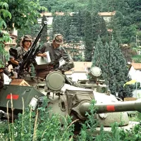 Slovenski teritorialci z zaseženim tankom JLA po spopadu v Rožni 
Dolini. 