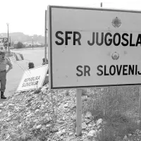 Prvi dan je bilo na vseh mejnih prehodih z Italijo vroče zaradi 
menjavanja tabel. 