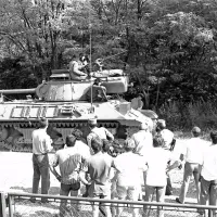 Kot po številnih vaseh od pivške in bistriške vojašnice do 
italijanske meje so tudi na Kozini domačini obstopili tanke JLA in 
glasno protestirali proti njihovemu početju. 