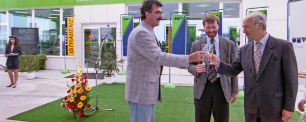 Istrabenz je bencinski posel prodal OMV in s kupnino zajadral v 
nove dejavnosti. Na fotografiji zdravica leta 1995 ob odprtju 
novega bencinskega servisa  v Kopru