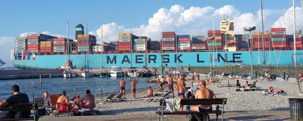 Po   zadnjih 30 letih je  bolj v ospredju tudi  skrb za sobivanje s 
prebivalci, ki živijo v bližini pristanišča.