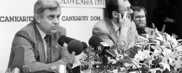 Tiskovne konference v Cankarjevem domu je poleti 1991 vodil Jelko Kacin, vodja republiškega sekretariata za 
informiranje. Ob njem sta predsednik predsedstva Milan Kučan (levo)  in Matjaž Kek iz omenjenega sekretariata.