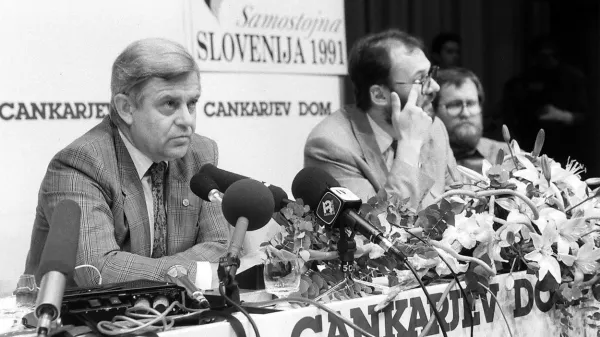Tiskovne konference v Cankarjevem domu je poleti 1991 vodil Jelko Kacin, vodja republiškega sekretariata za 
informiranje. Ob njem sta predsednik predsedstva Milan Kučan (levo)  in Matjaž Kek iz omenjenega sekretariata.