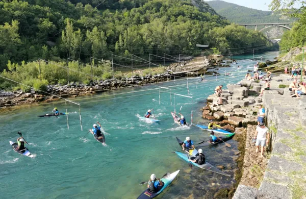Na kajakaški progi so športniki nadaljevali s treningi tudi po 
tragični nesreči 11-letnega domačega kajakaša.