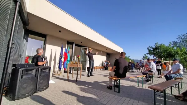 Tako, s kulturnim programom, vrednim tega imena, so v sredo v Oseku odprli dolgo pričakovano pridobitev. 