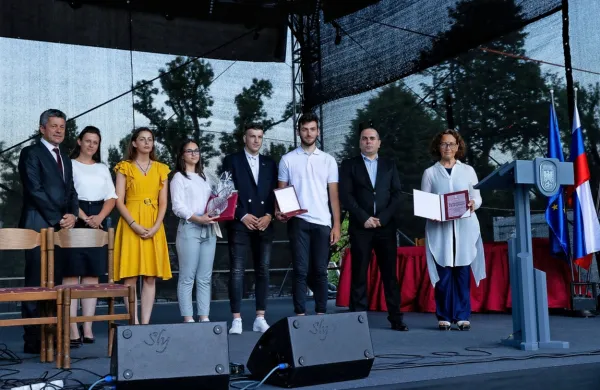 

Županovo priznanje sta letos prejela  Mladinski center Postojna in 
Srednja gozdarska in lesarska šola Postojna, priznanje Miroslava 
Vilharja pa  vokalna skupina Elum.