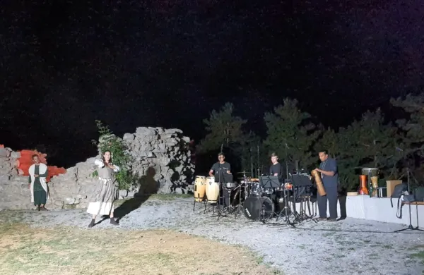 Prazgodovinski Sveti meč pravice še v plesu in glasbi