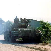 Tank pelje skozi Vrhpolje.