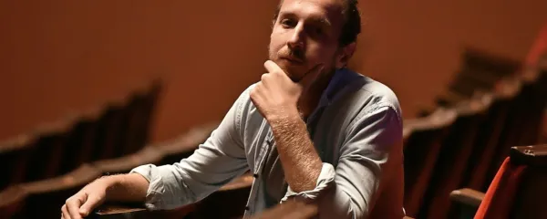 Ilija Ota gledališkega okolja še ni povsem zapustil. 