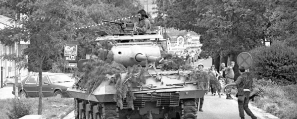 Tanki Jugoslovanske armade JA v Sežani na poti na mejni prehod 
Krvavi potok

