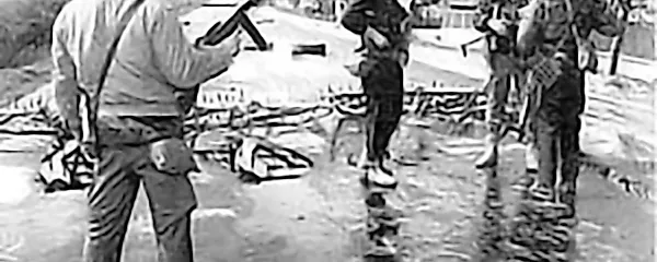 Prvi so v nekdanji Jugoslaviji potegnili orožje Srbi na Hrvaškem v 
tako imenovani balvanski revoluciji, katere središče je bilo v 
Kninu.