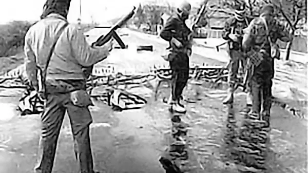 Prvi so v nekdanji Jugoslaviji potegnili orožje Srbi na Hrvaškem v 
tako imenovani balvanski revoluciji, katere središče je bilo v 
Kninu.