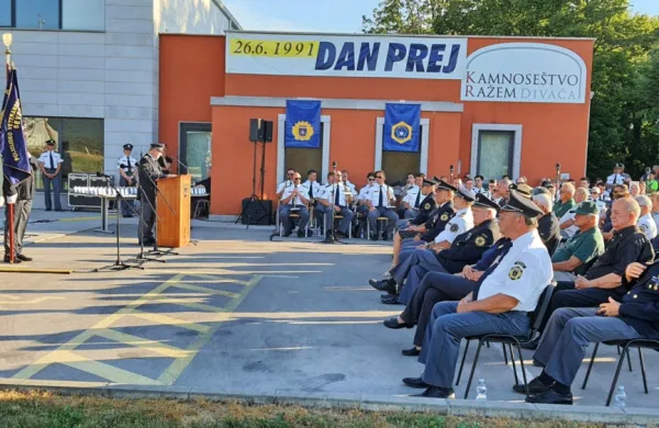 Vojna za osamosvojitev je bila mejnik tudi za slovensko policijo, je 
na slovesnosti v Divači poudaril direktor Policijske uprave Koper 
Igor Ciperle.