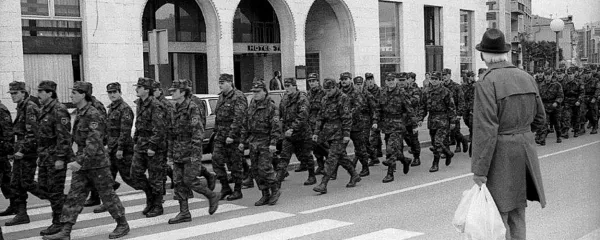 Mimohod slovenskih vojakov ob slovesni prireditvi po odhodu 
zadnjih vojakov Jugoslovanske ljudske armade iz Slovenije. 
Koper, 27. oktober 1991