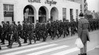 Mimohod slovenskih vojakov ob slovesni prireditvi po odhodu 
zadnjih vojakov Jugoslovanske ljudske armade iz Slovenije. 
Koper, 27. oktober 1991