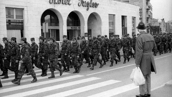 Mimohod slovenskih vojakov ob slovesni prireditvi po odhodu 
zadnjih vojakov Jugoslovanske ljudske armade iz Slovenije. 
Koper, 27. oktober 1991