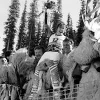 Olimpijska podprvakinja v slalomu Mateja Svet na ramenih 
kurentov. Calgary (Kanada), februar 1988