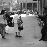 Iskanje zaklonišča v Ljubljani med nevarnostjo letalskega napada 
Jugoslovanske ljudske armade, 30. junij 1991 

