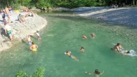 Te dni še ne urejeno kopališče Lajšt je polno obiskovalcev, ki se 
razburjajo predvsem nad za julij napovedano parkirnino v višini 
treh evrov na uro.